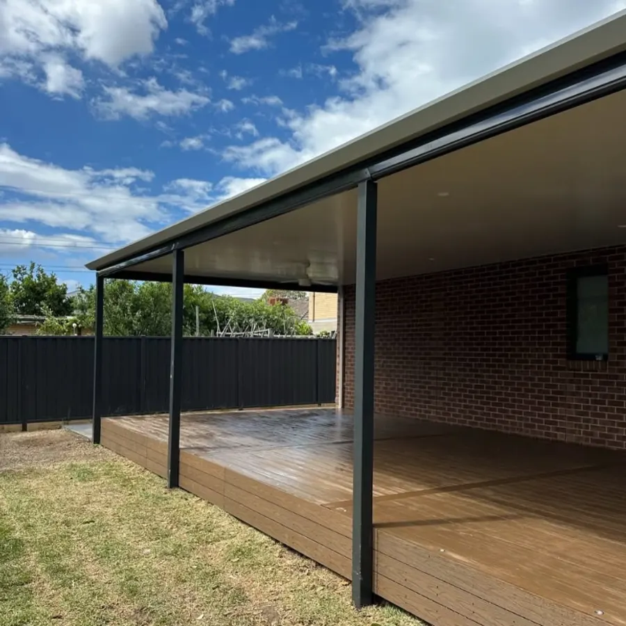 Flat-roof verandah on steel posts over a timber deck